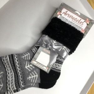 AROMASOLES by MINX NY ROSE INFUSED CHALET LOUNGE SOCKS OS BLACK WHITE NWT